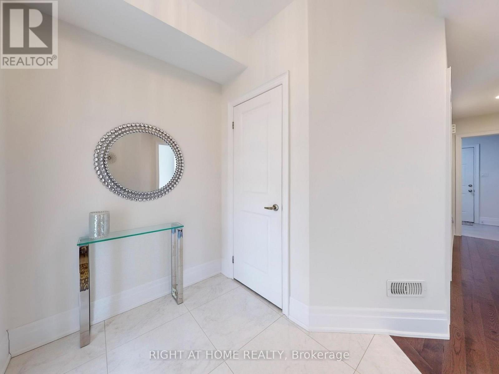 10 Carrville Woods Circle, Vaughan (Patterson), Ontario  L6A 4Z6 - Photo 5 - N12161430