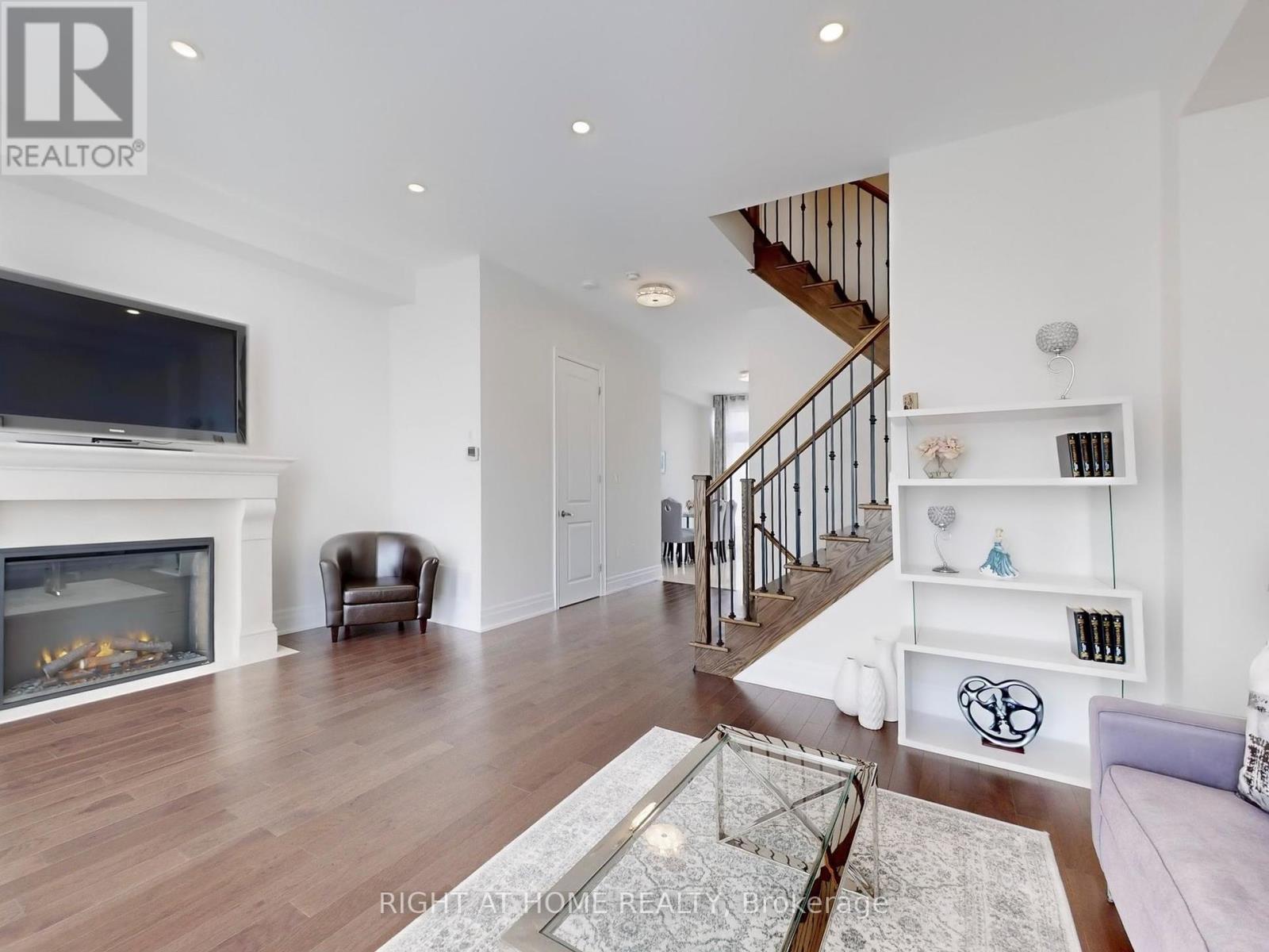 10 Carrville Woods Circle, Vaughan (Patterson), Ontario  L6A 4Z6 - Photo 7 - N12161430
