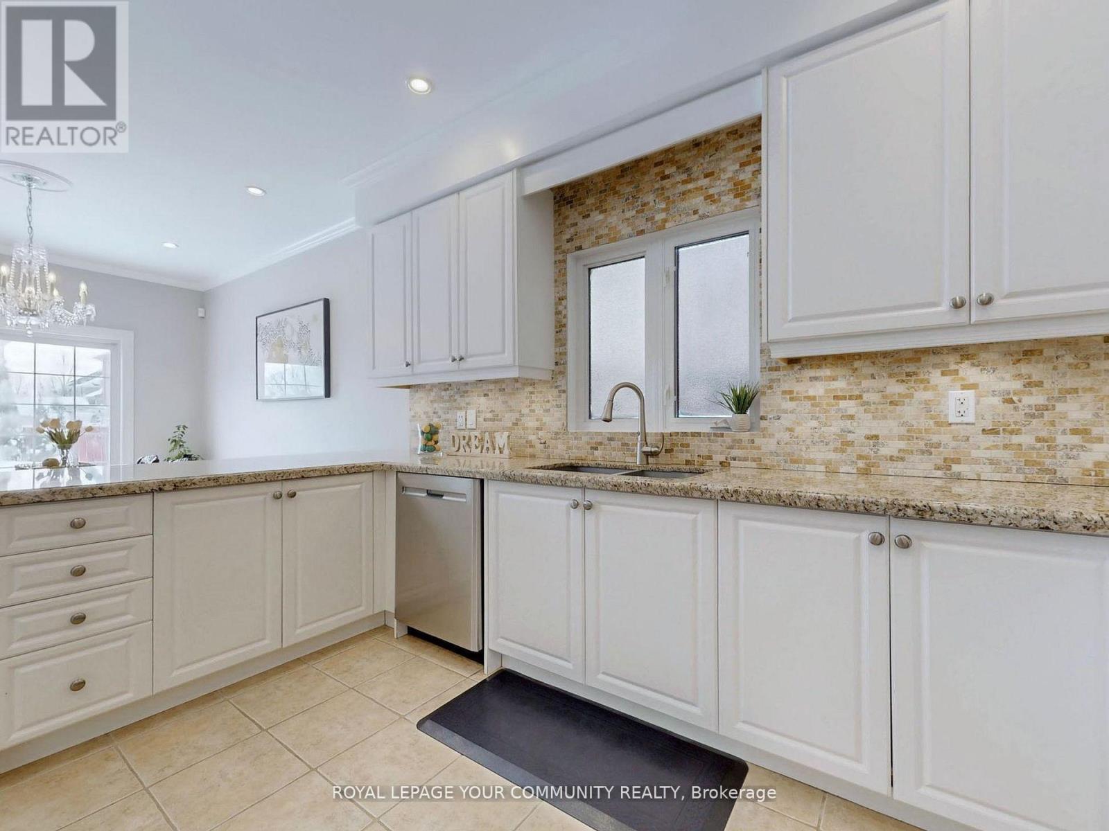8 Whitestone Drive, Georgina (Keswick North), Ontario  L4P 0A1 - Photo 15 - N12161571