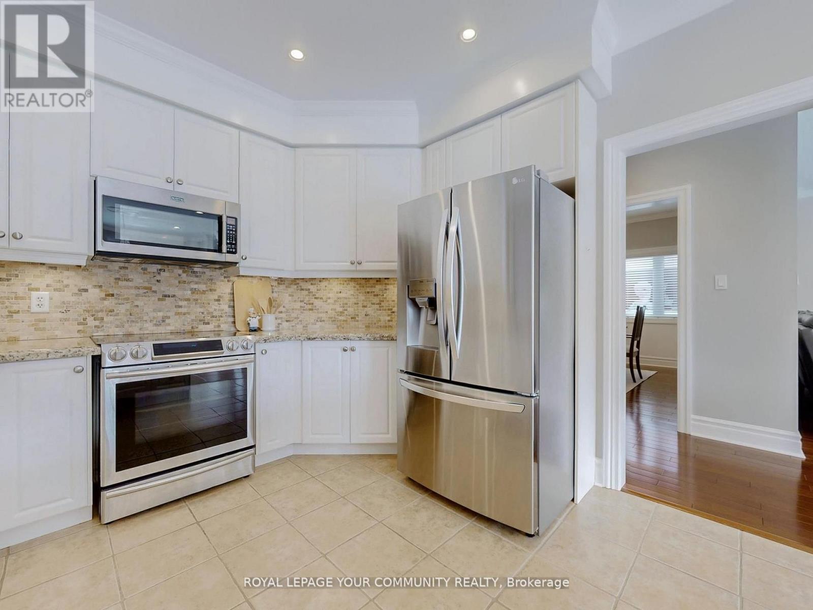 8 Whitestone Drive, Georgina (Keswick North), Ontario  L4P 0A1 - Photo 17 - N12161571