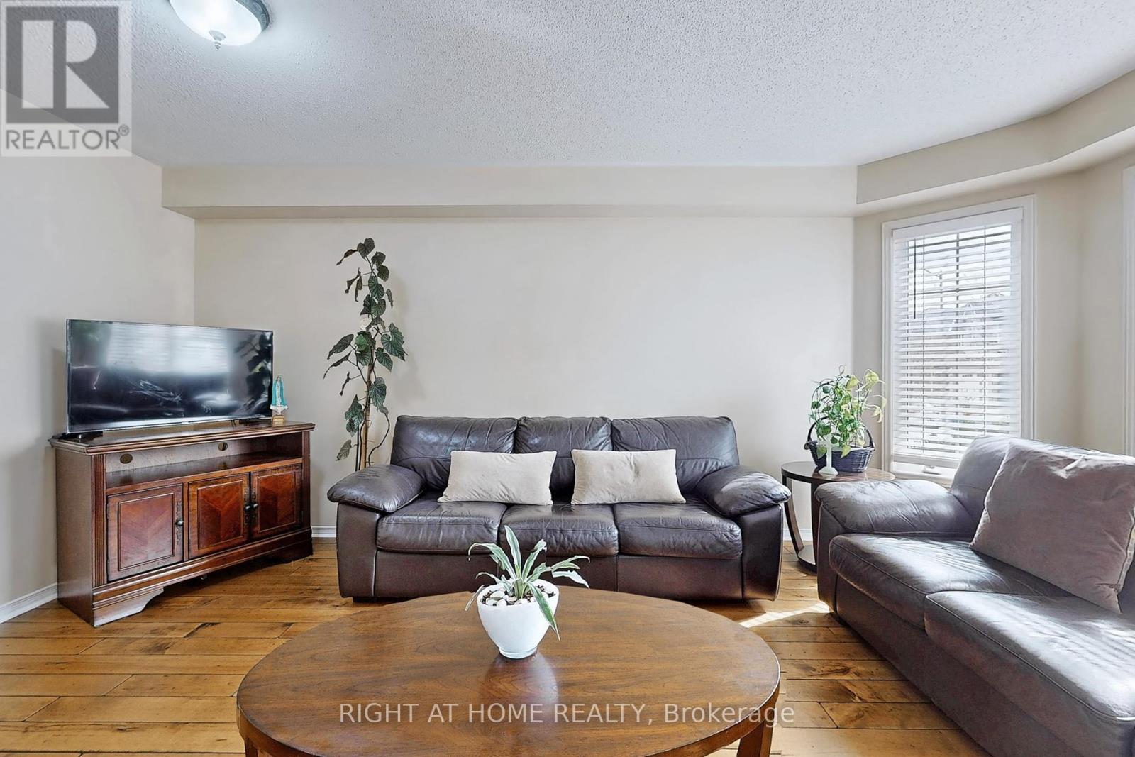 Property at 20 DECOROSO DRIVE image 4