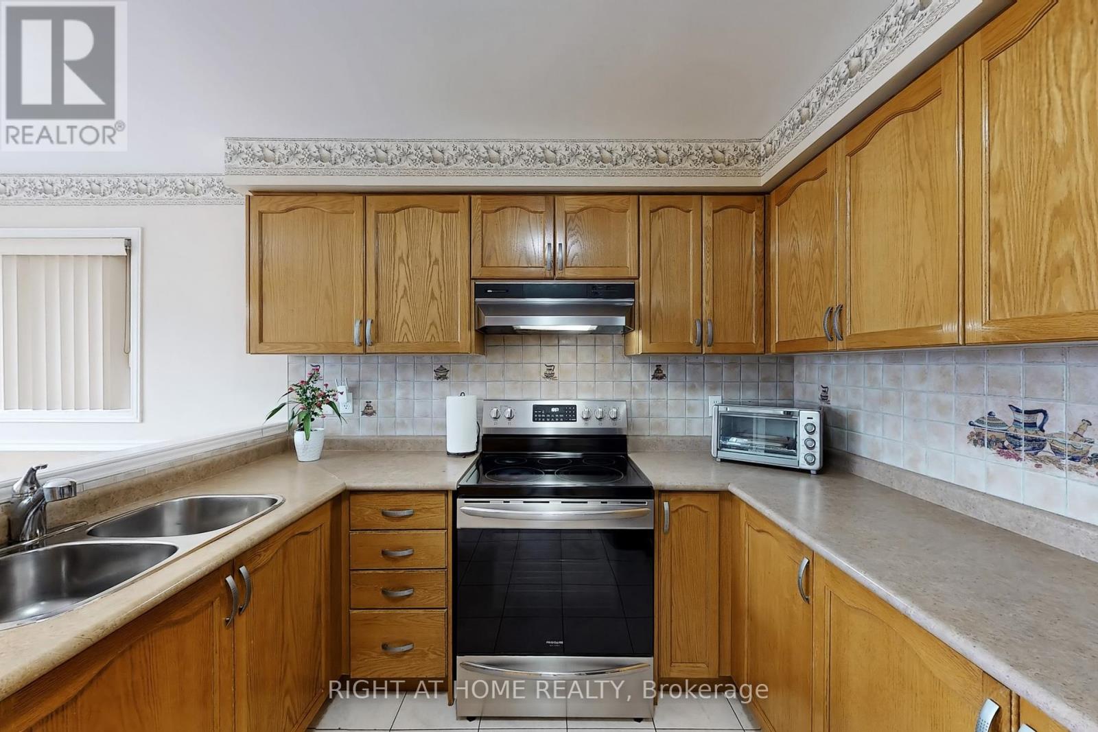 Property at 20 DECOROSO DRIVE image 5