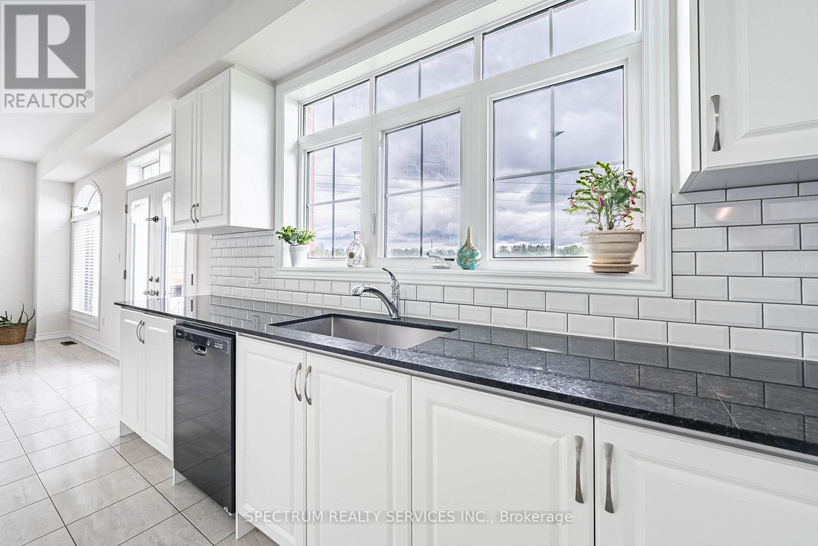 250 Ferragine Crescent, Bradford West Gwillimbury, Ontario  L3Z 4J8 - Photo 39 - N12161713