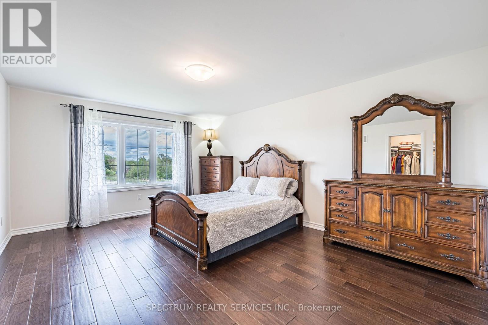 250 Ferragine Crescent, Bradford West Gwillimbury, Ontario  L3Z 4J8 - Photo 6 - N12161713