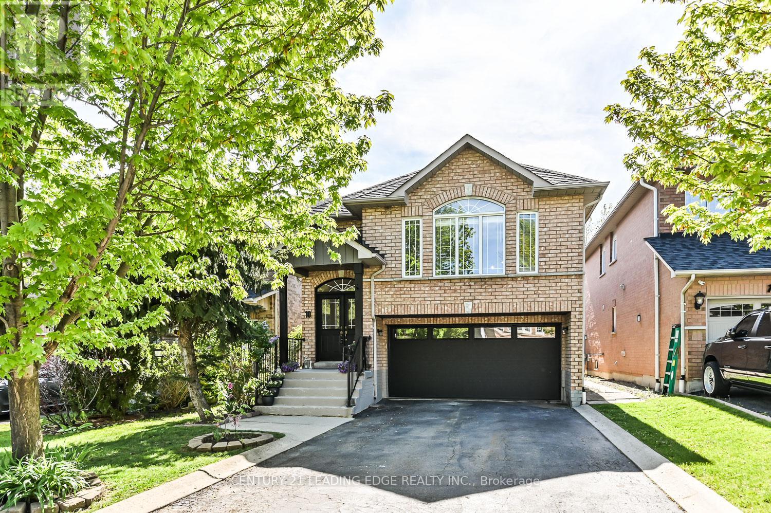 10 Lamont Court, Vaughan (Maple), Ontario  L6A 3B6 - Photo 2 - N12161811