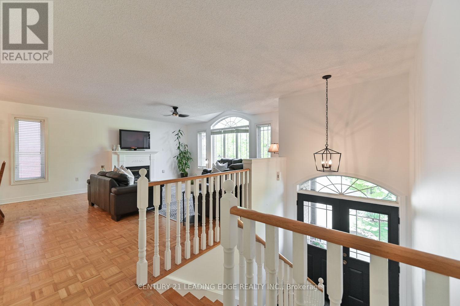 10 Lamont Court, Vaughan (Maple), Ontario  L6A 3B6 - Photo 6 - N12161811
