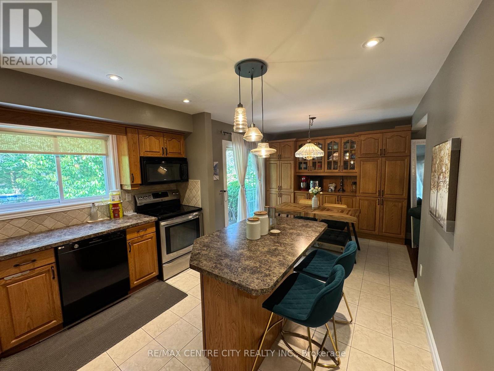 Photo 14 of 43 for 1462 Glengarry Avenue