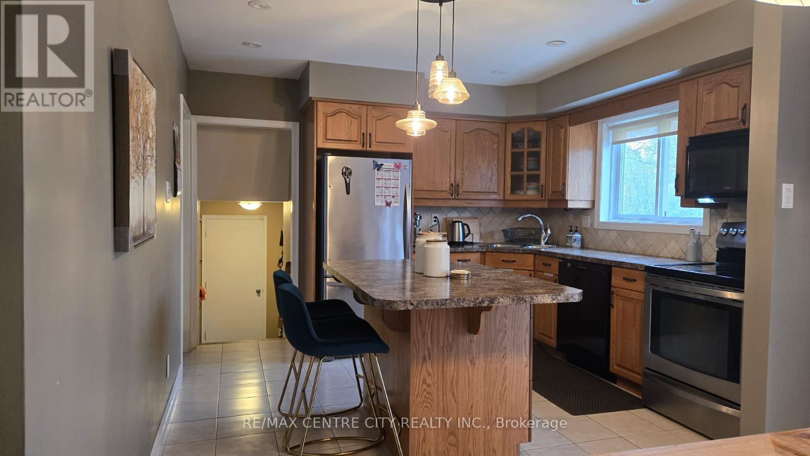 Photo 17 of 43 for 1462 Glengarry Avenue