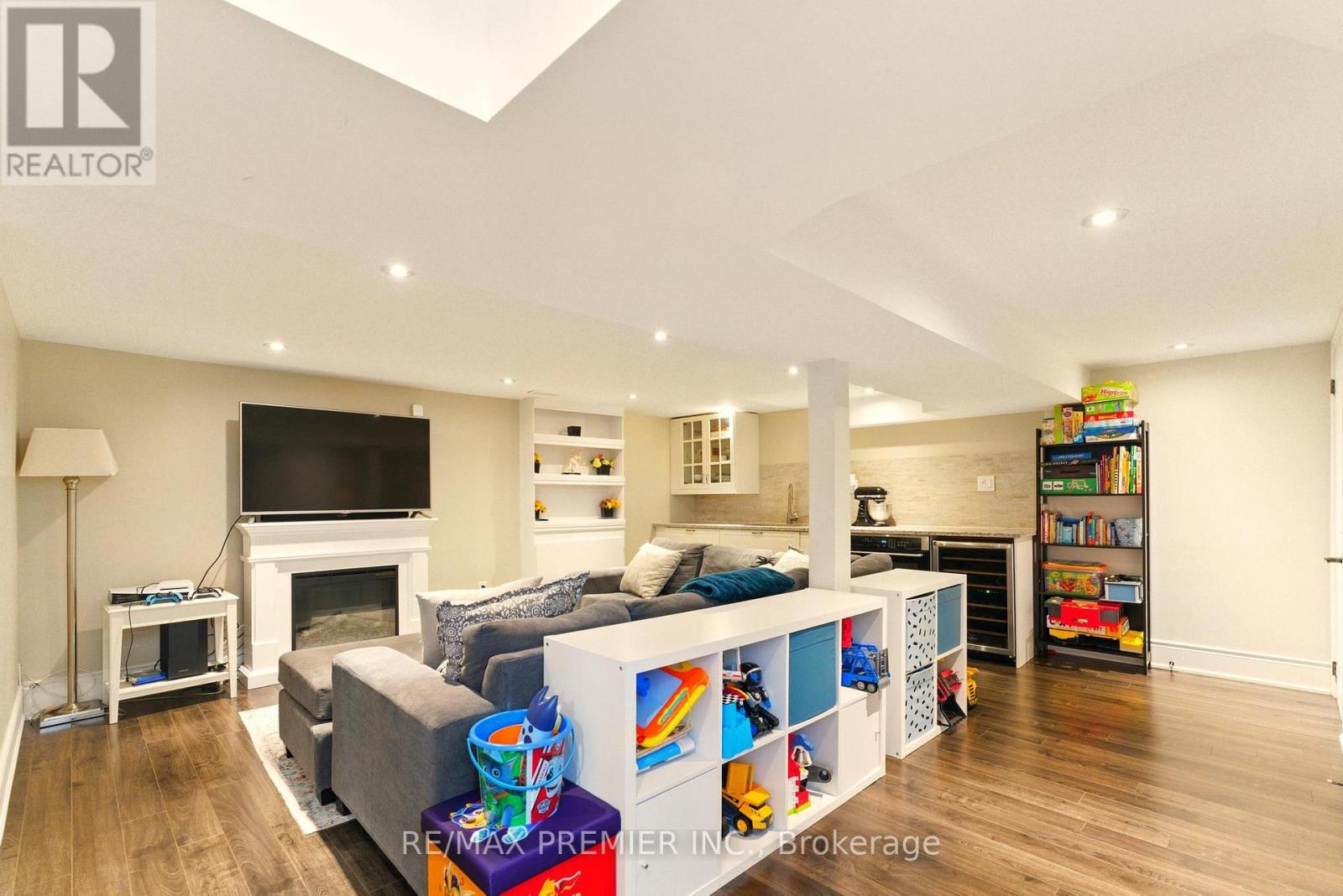 69 Stewart Smith Drive, Toronto (Brookhaven-Amesbury), Ontario  M6M 2T1 - Photo 13 - W12161483