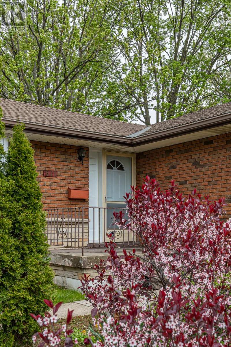 571 Bridgman Avenue, Burlington (Brant), Ontario  L7R 2V5 - Photo 3 - W12161562