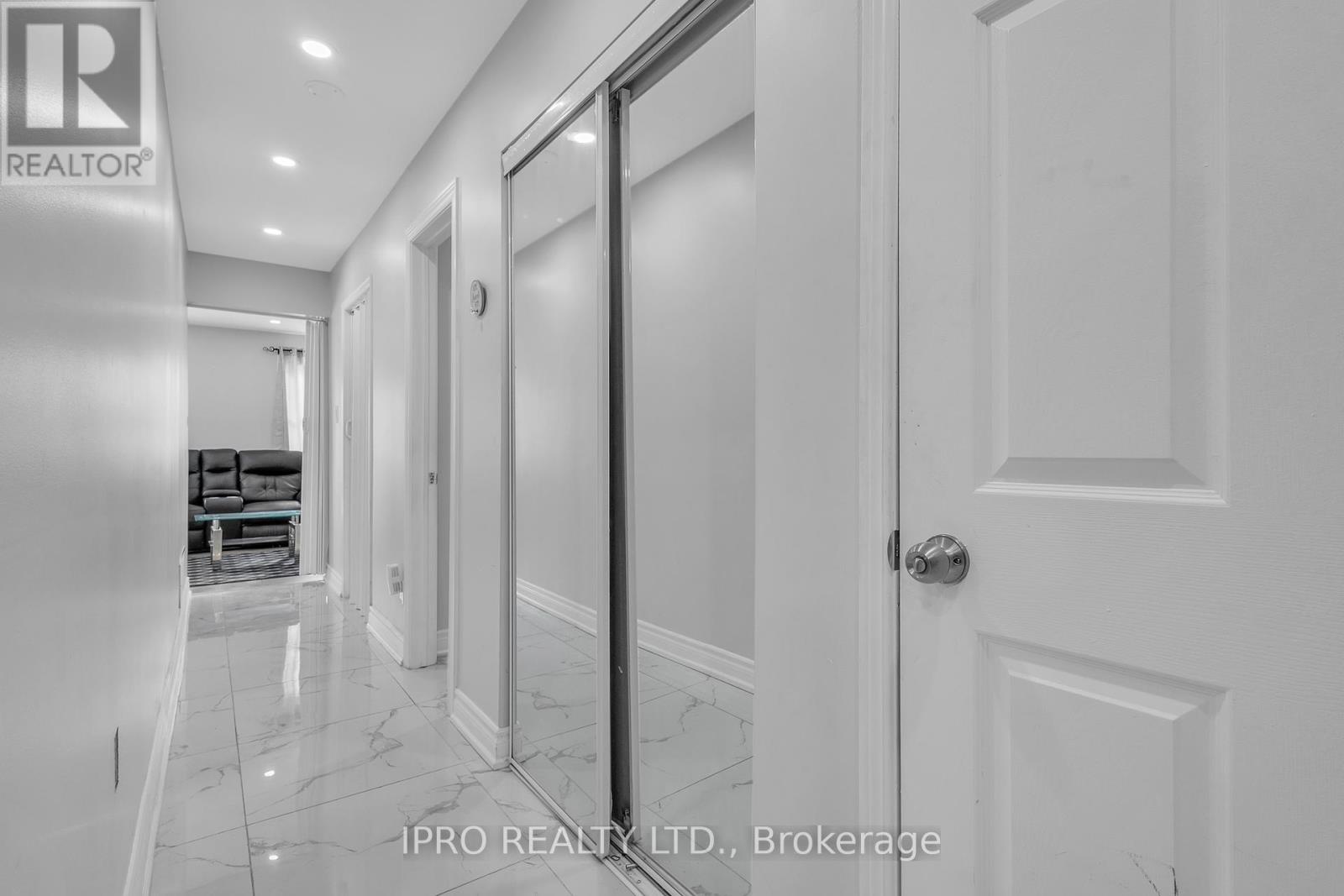 5014 Rundle Court, Mississauga, Ontario  L5M 4A3 - Photo 10 - W12161647