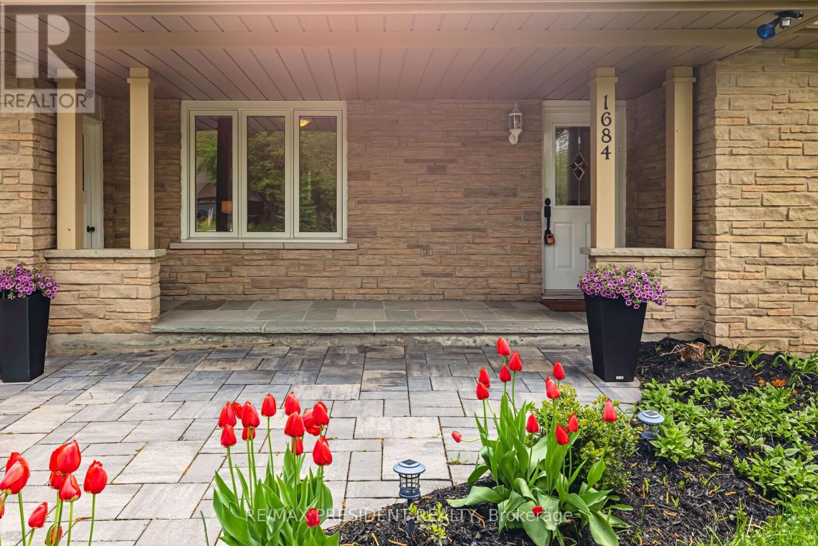1684 Vaughan Drive, Caledon, Ontario  L7K 1C5 - Photo 2 - W12161761