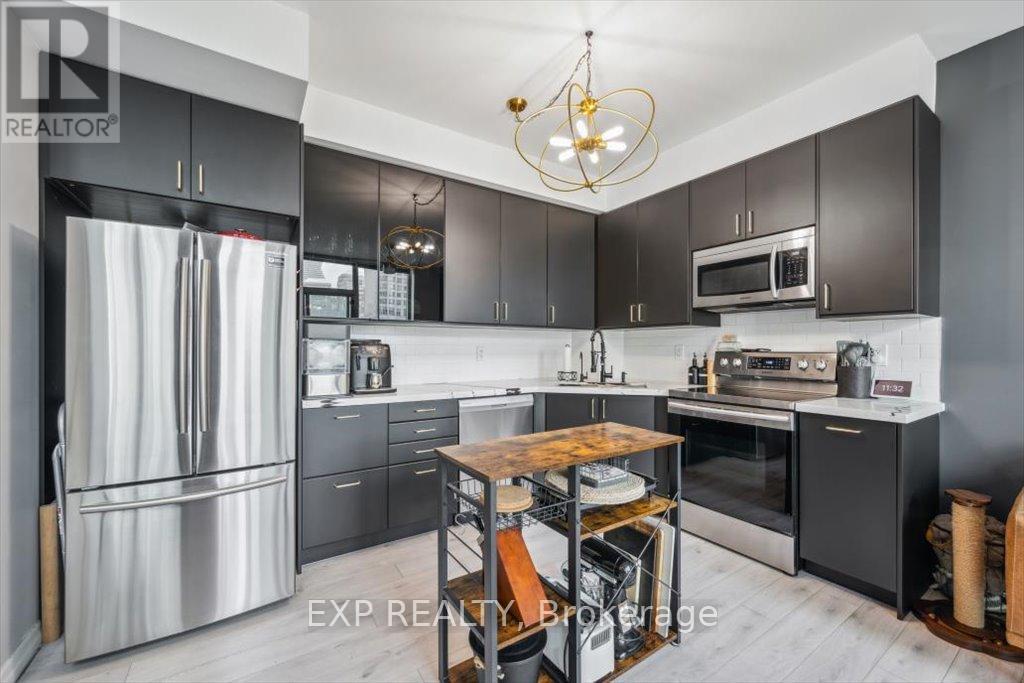 707 - 220 Burnhamthorpe Road W, Mississauga (City Centre), Ontario  L5B 4N4 - Photo 3 - W12161795