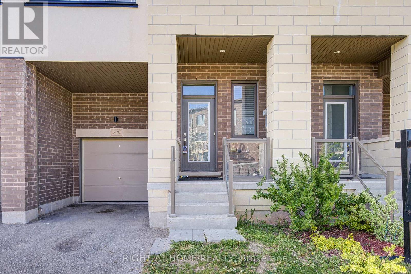 229 Fowley Drive, Oakville, Ontario  L6H 0P3 - Photo 3 - W12161812