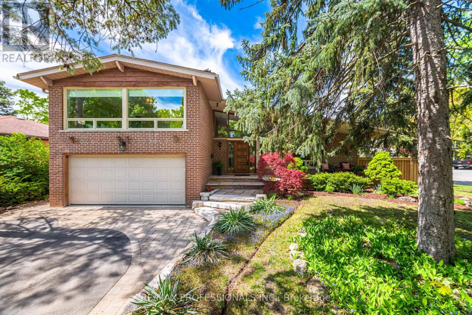 8 SILVERTHORNE BUSH DRIVE, Toronto, Ontario