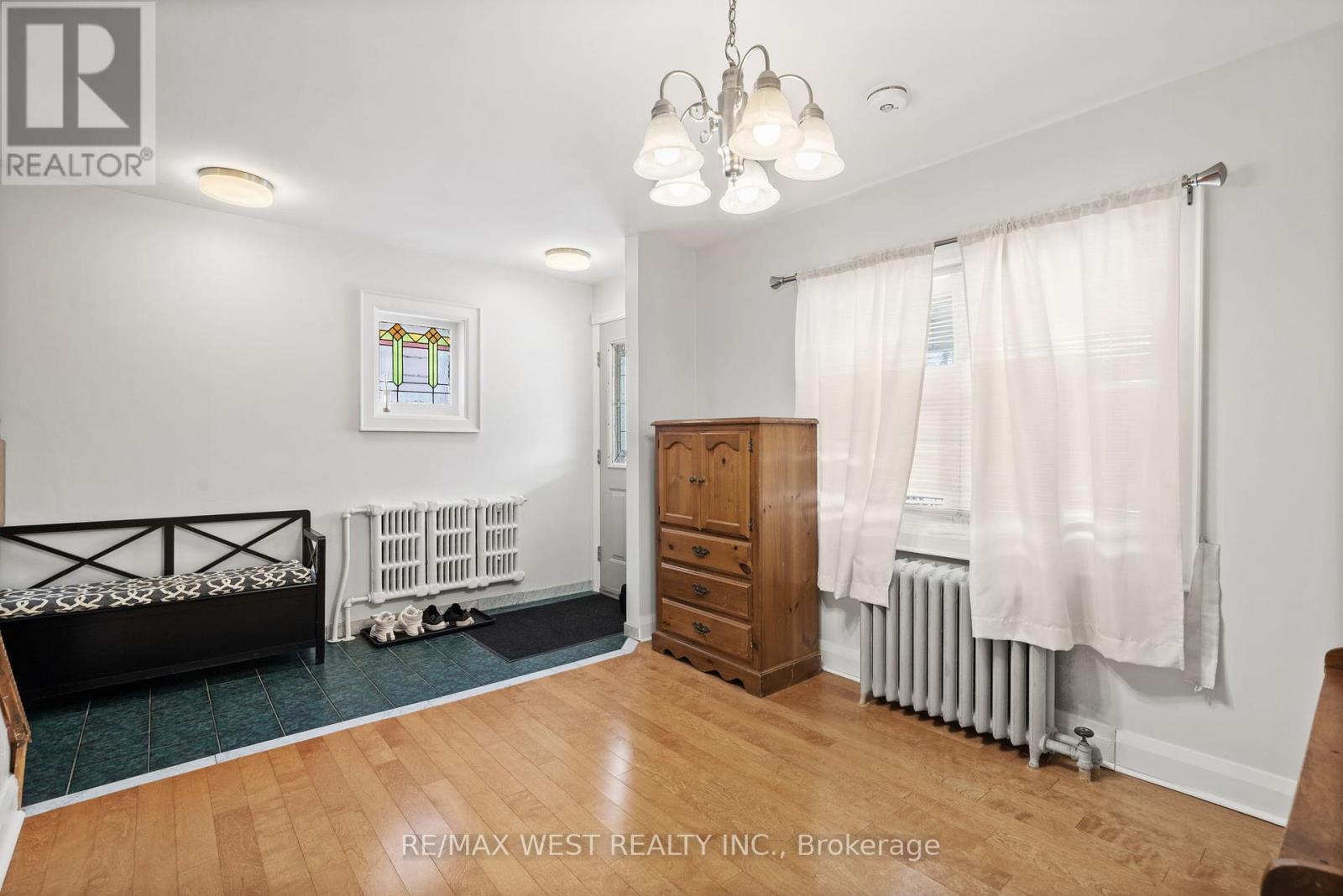 102 Eileen Avenue, Toronto (Rockcliffe-Smythe), Ontario  M6N 1V4 - Photo 5 - W12161851