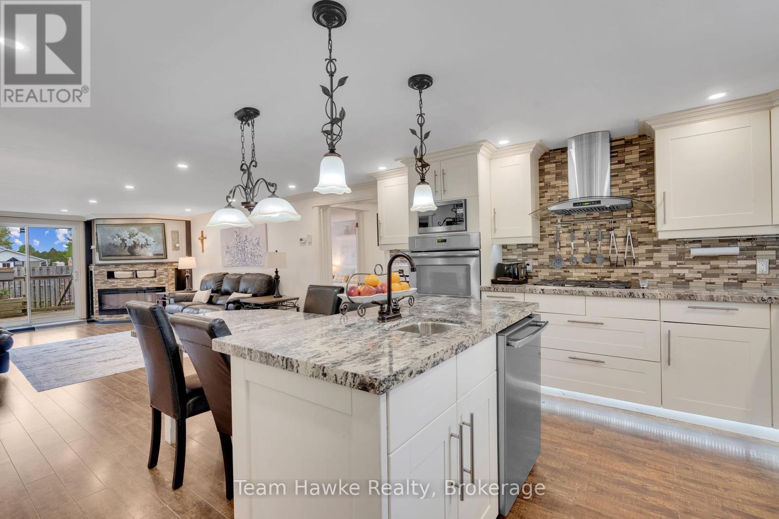 93 Balm Beach Road E, Tiny, Ontario  L0L 2J0 - Photo 8 - S12162245
