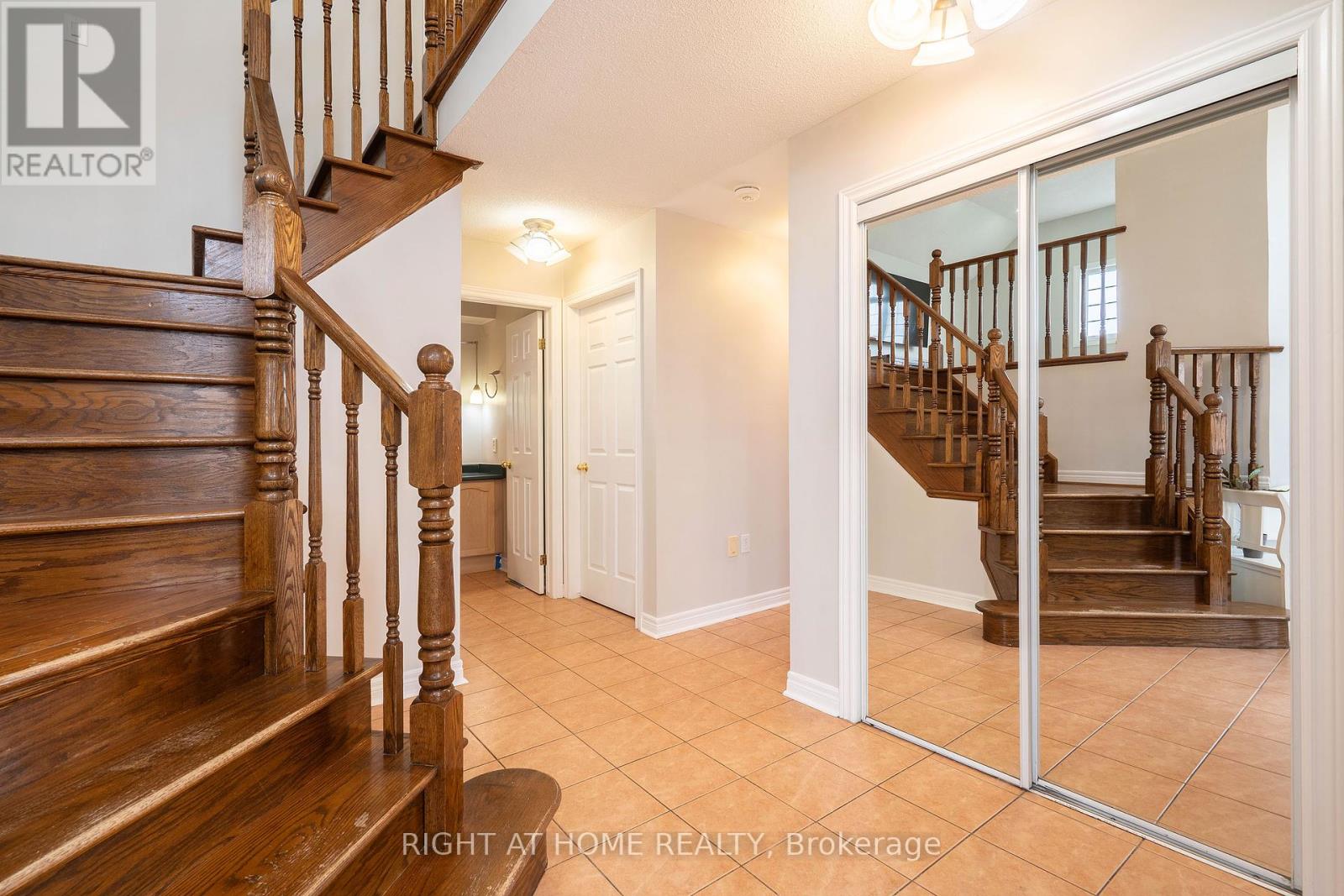 1262 Upper Paradise Road, Hamilton, Ontario  L9B 2R7 - Photo 5 - X12161847