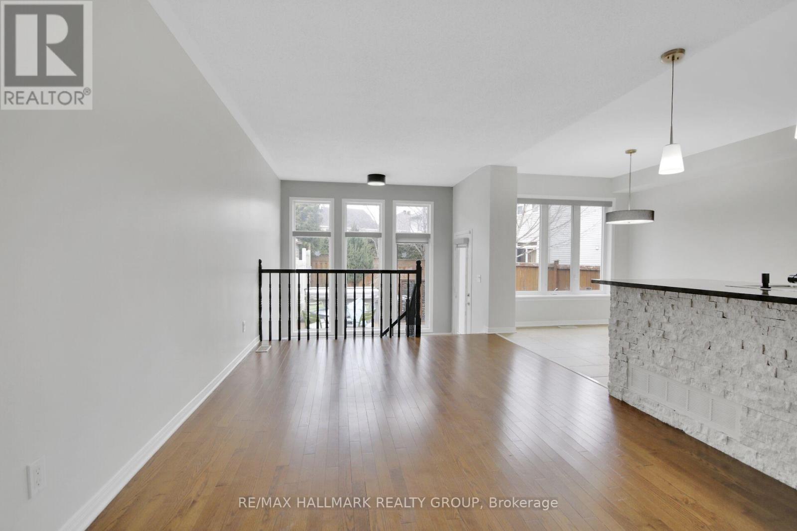 174 Gatespark Private, Ottawa, Ontario  K2T 1K9 - Photo 4 - X12162136