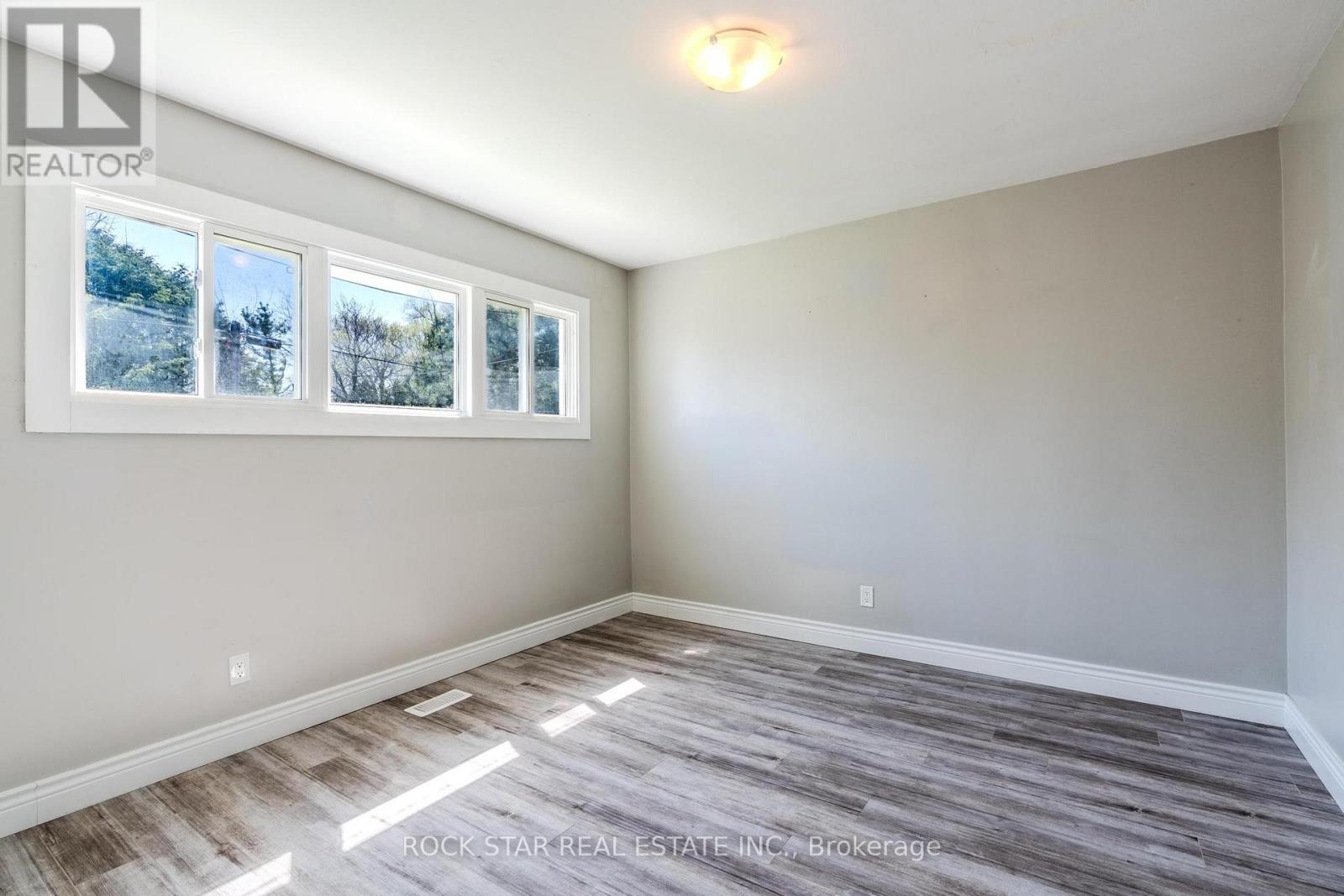 543 East 27th Street, Hamilton (Burkholme), Ontario  L8V 2S1 - Photo 10 - X12162078