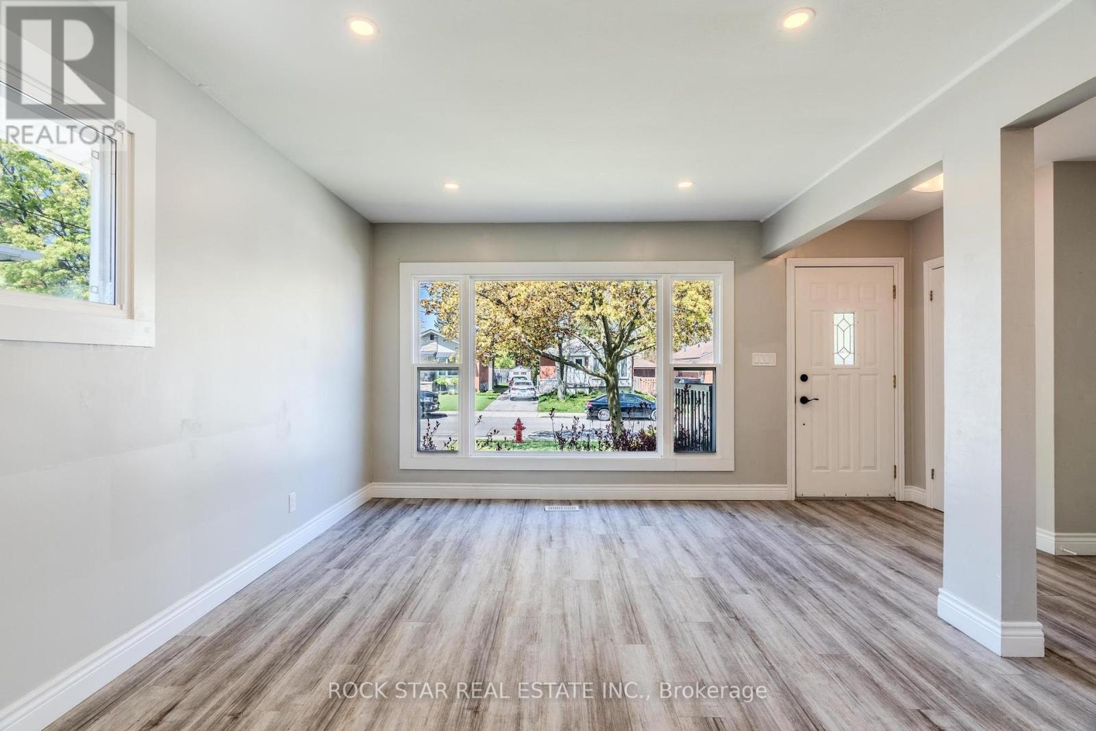 543 East 27th Street, Hamilton, Ontario  L8V 2S1 - Photo 4 - X12162078