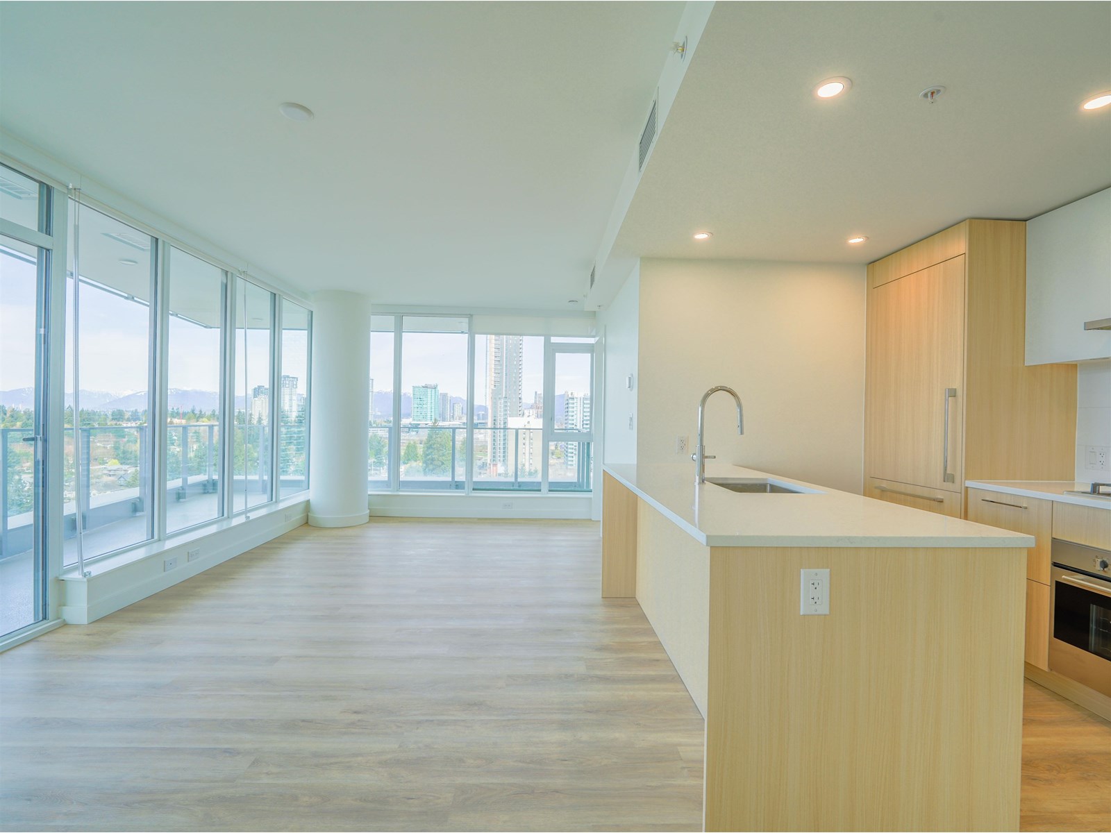 1904 9675 King George Boulevard, Surrey, British Columbia  V3T 2V3 - Photo 2 - R3004936