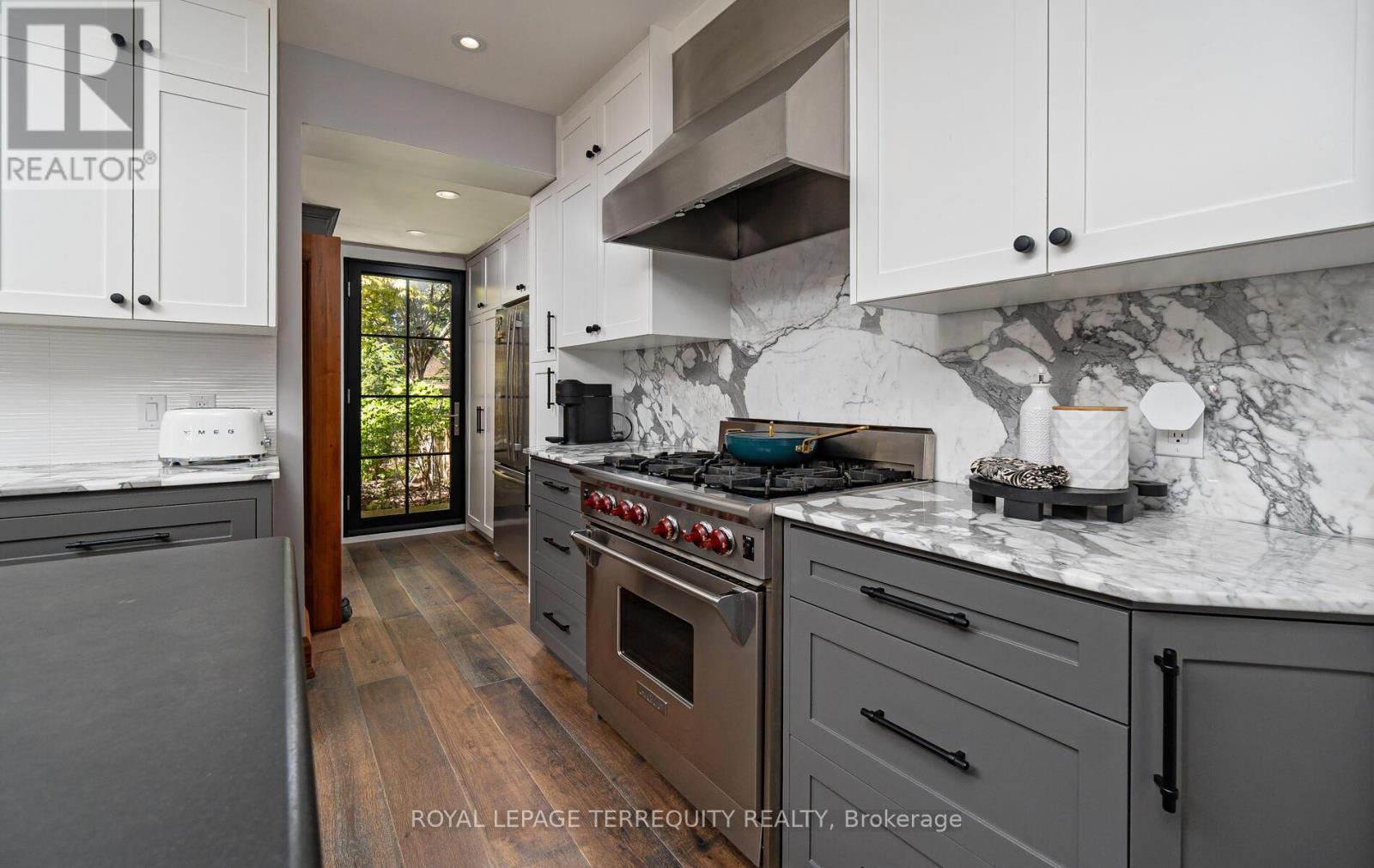 59 Baby Point Road, Toronto, Ontario  M6S 2G4 - Photo 12 - W12160528