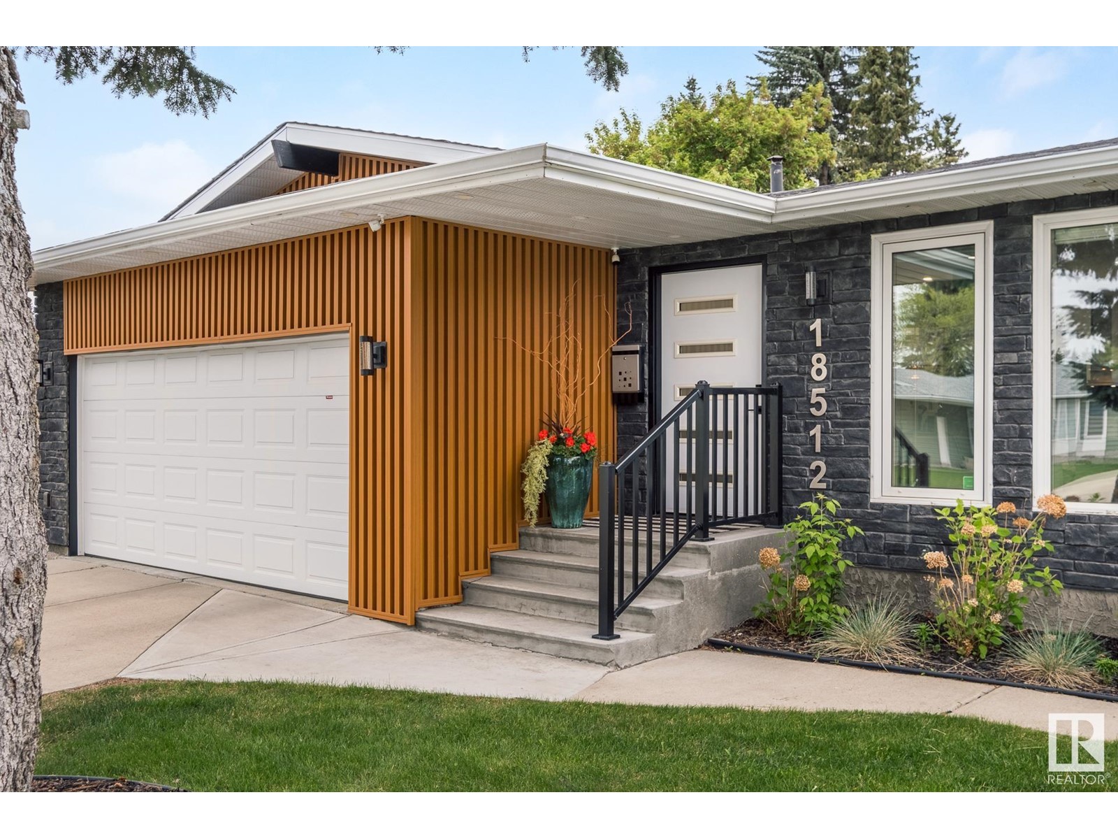 Property at 18512 90 AV NW image 2