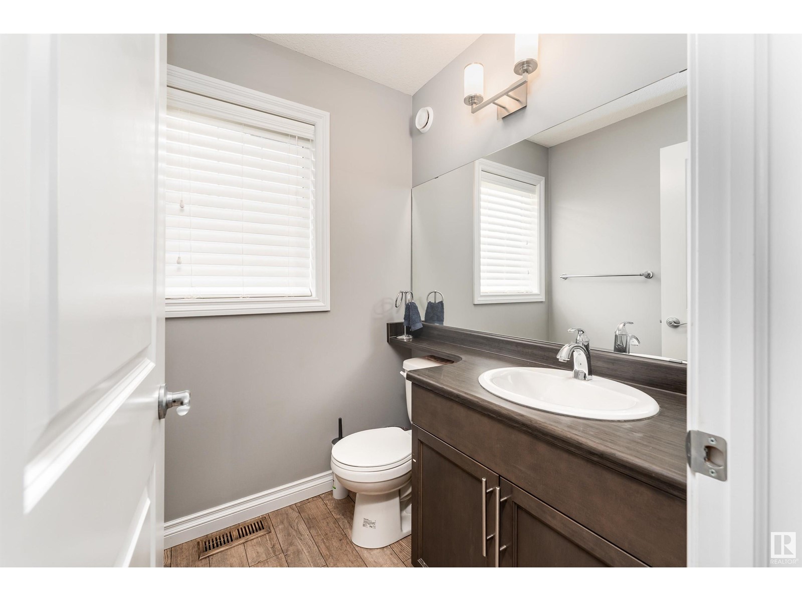 Property at 2 AUREA BA image 4