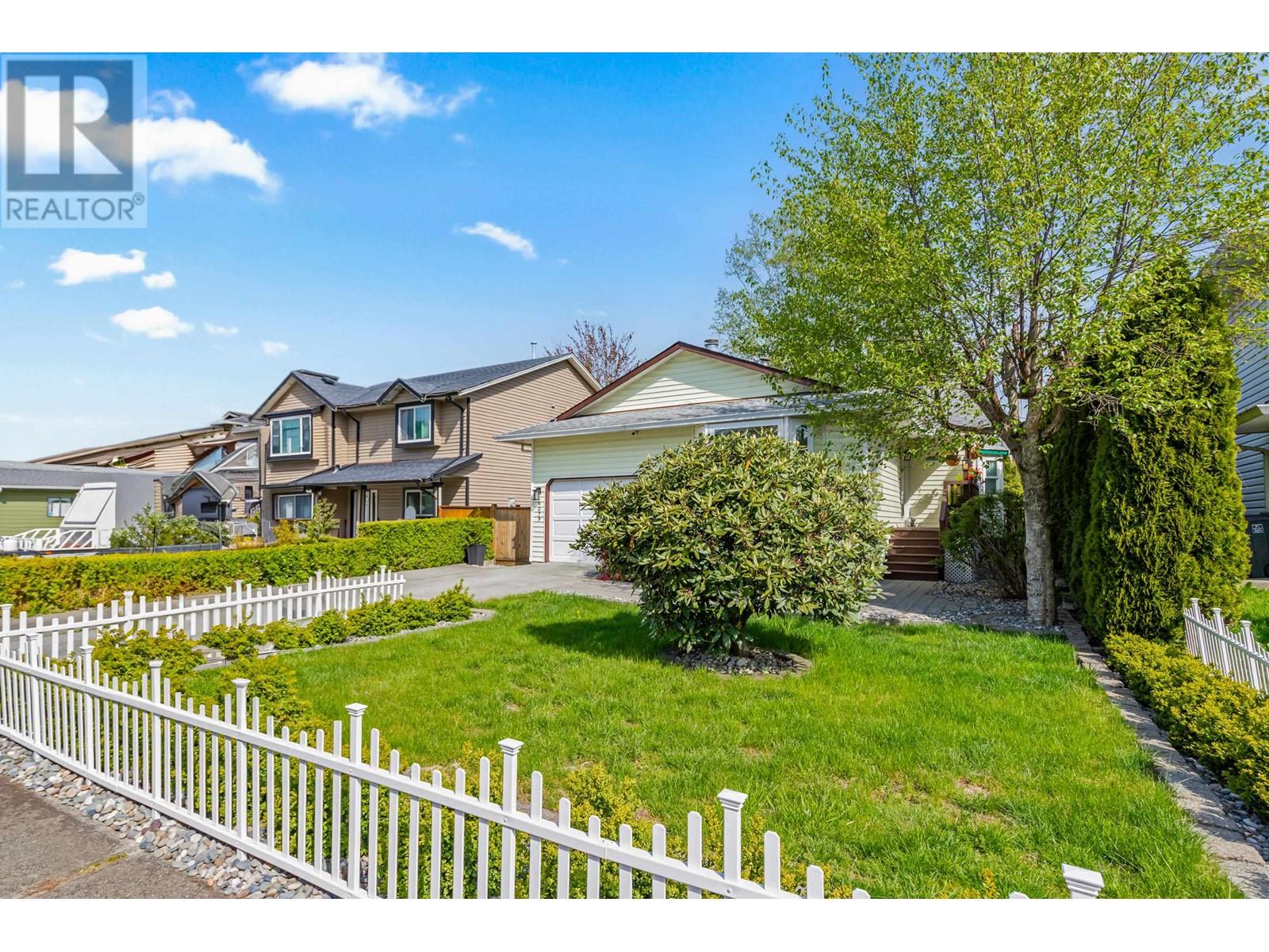 19073 117a Avenue, Pitt Meadows, British Columbia  V3Y 1Y5 - Photo 2 - R3000435