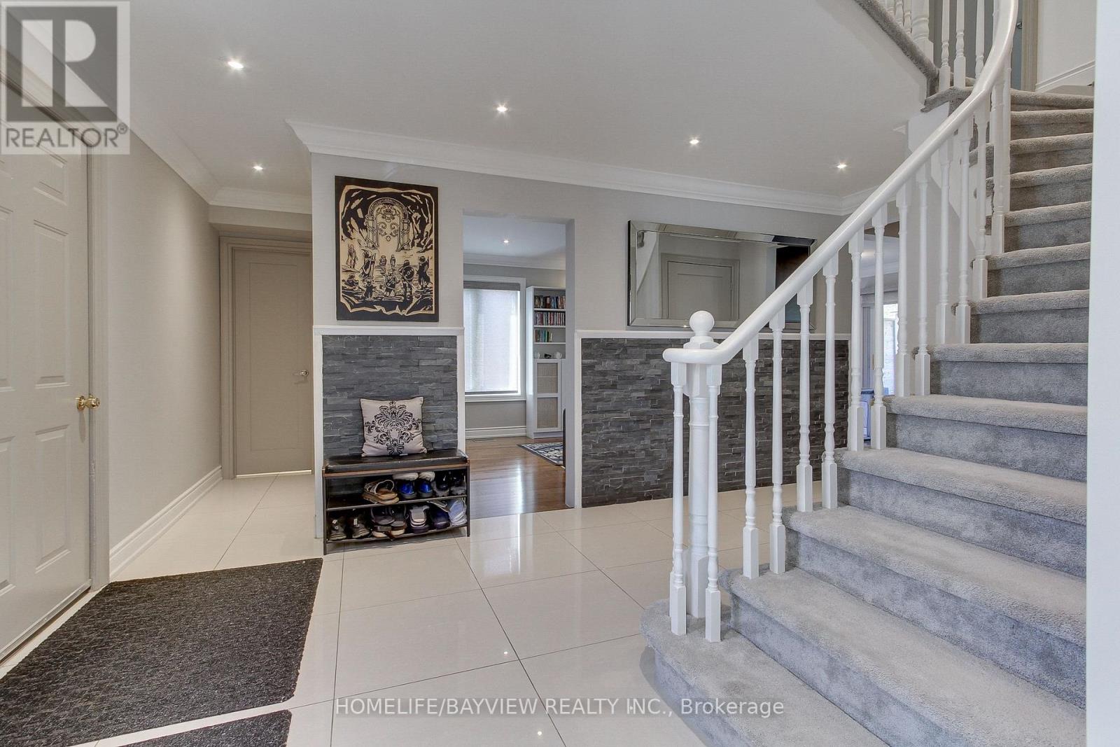 3 Tower Court, Bradford West Gwillimbury, Ontario  L3Z 2V2 - Photo 4 - N12161323
