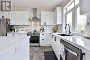 215 Roy Drive, Clearview, Ontario  L0M 1S0 - Photo 13 - S12162304