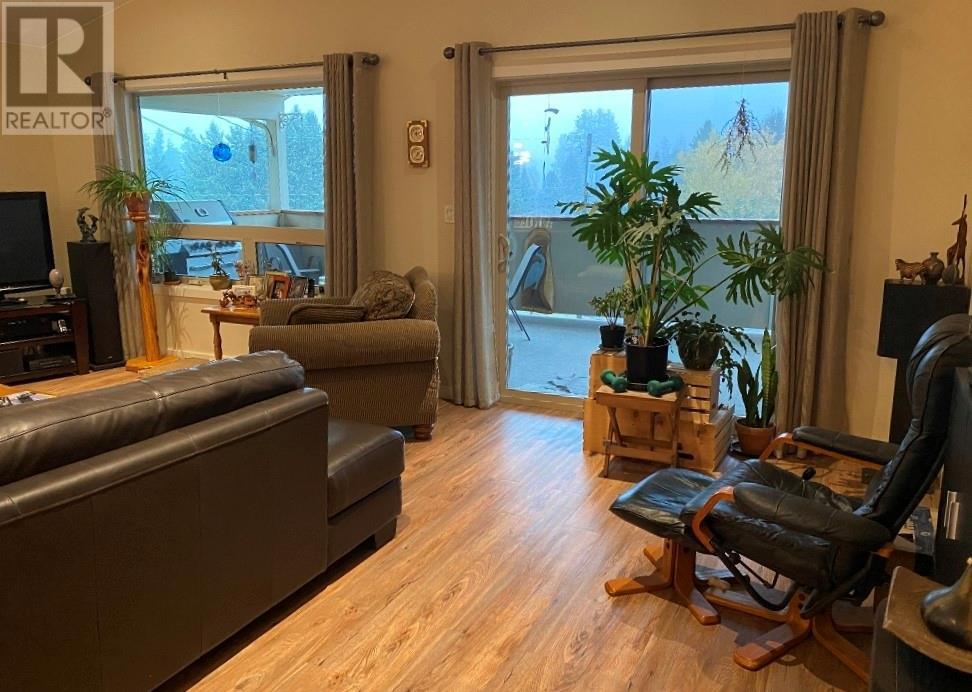 Property at 4045 Vale Avenue image 3