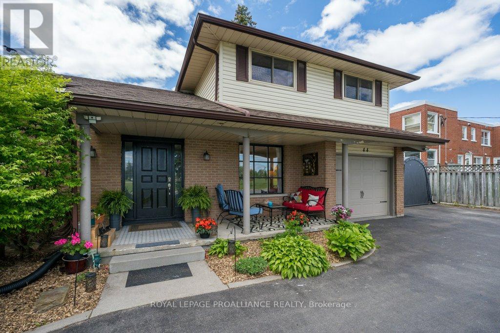 44 Sidney Street, Belleville, Ontario  K8P 3Y8 - Photo 2 - X12162478