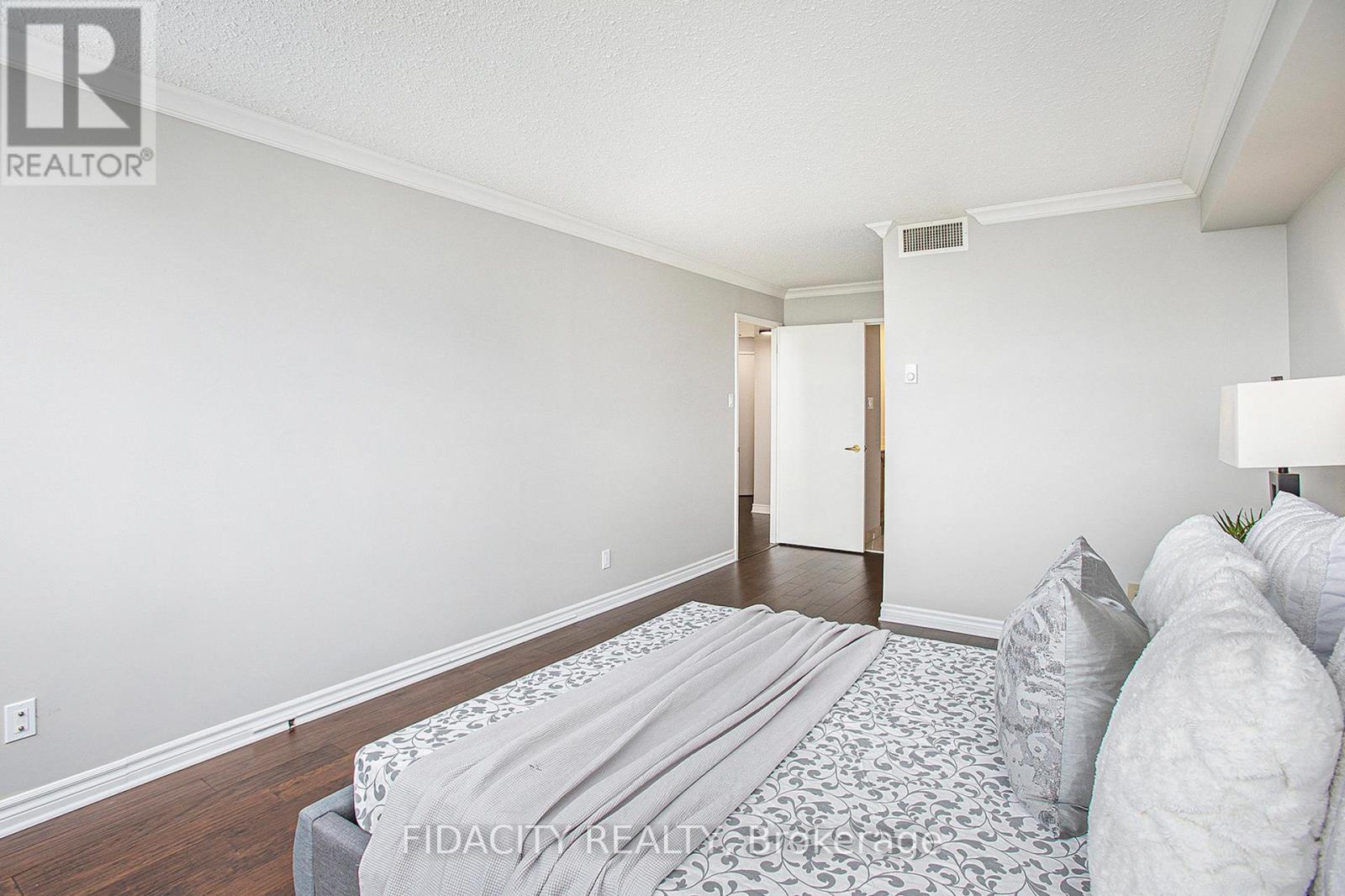 2106 - 1510 Riverside Drive, Ottawa, Ontario  K1G 4X5 - Photo 18 - X12162559