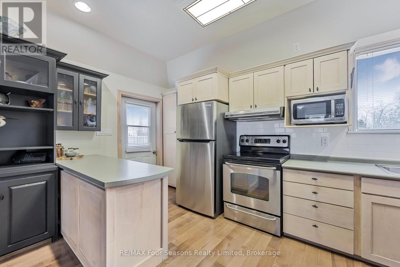 3 Sydenham Trail E, Clearview, Ontario  L0M 1H0 - Photo 17 - S12162608