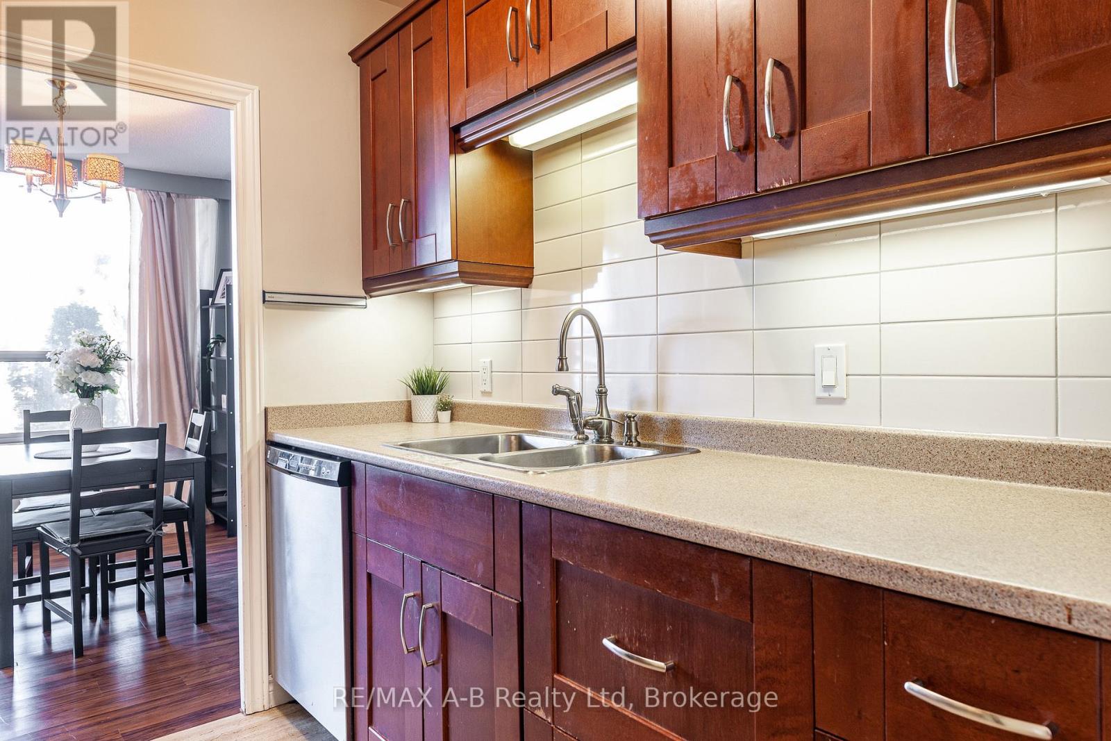 102 - 45 Westmount Road N, Waterloo, Ontario  N2L 2R3 - Photo 6 - X12162599