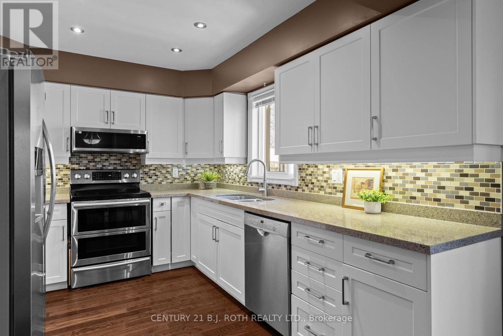 18 Irwin Drive, Barrie (Northwest), Ontario  L4N 7A6 - Photo 15 - S12162361