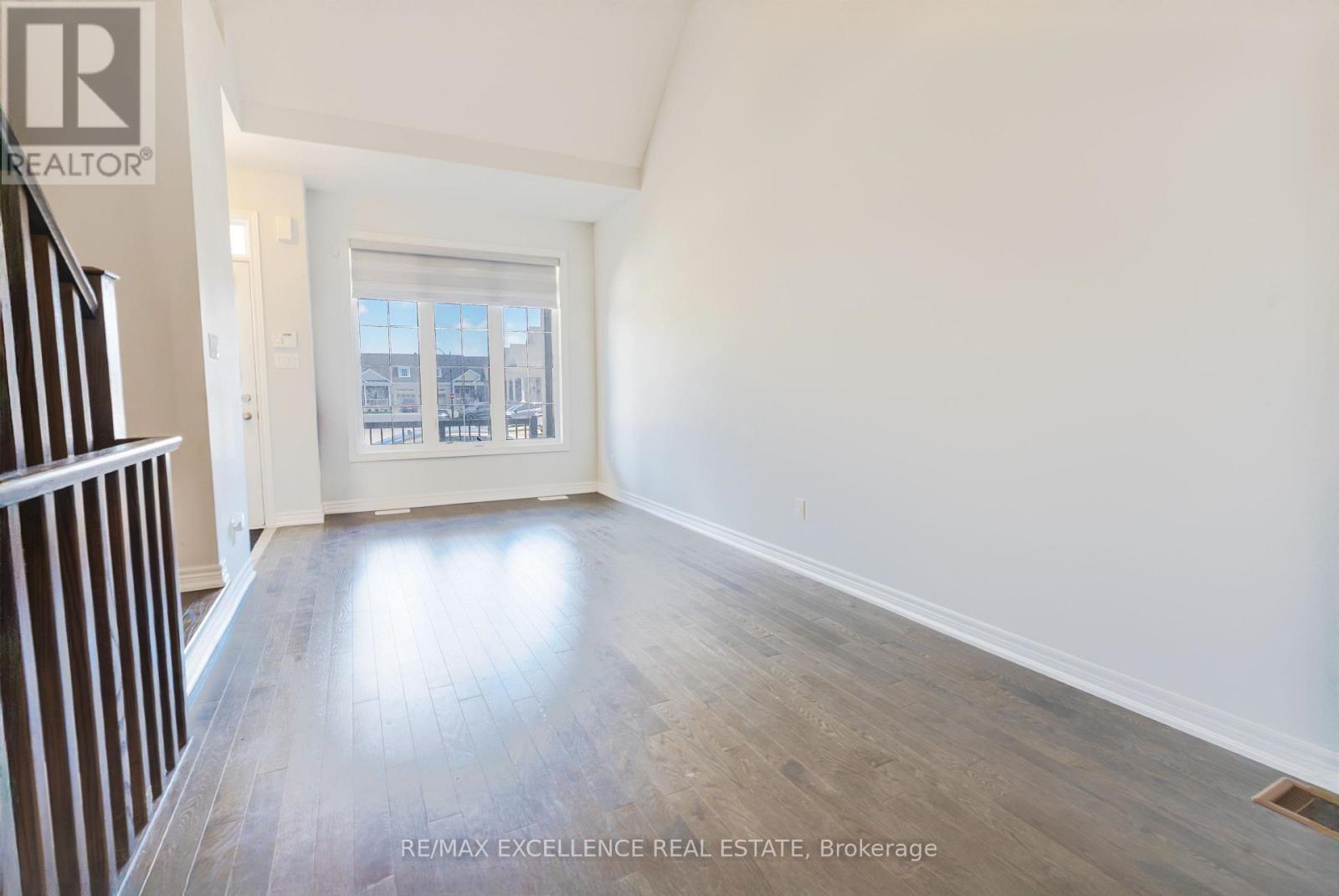 28 Bluestone Crescent, Brampton (Sandringham-Wellington), Ontario  L6R 4B8 - Photo 3 - W12162384