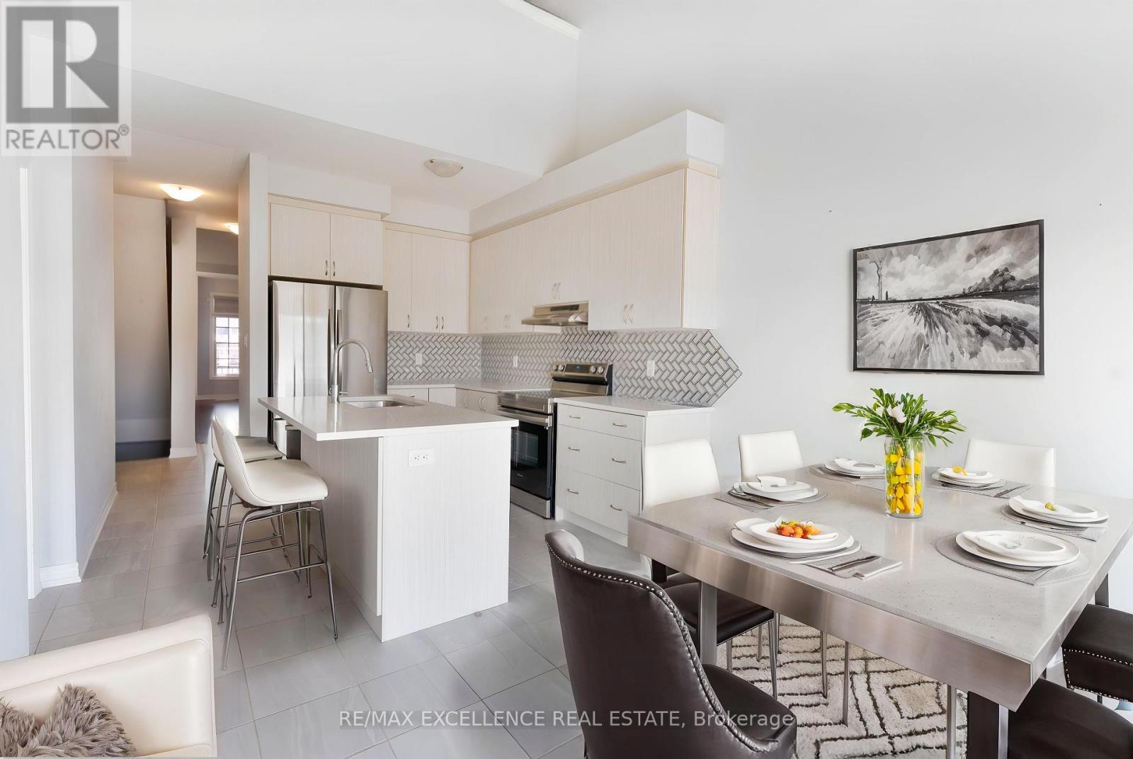 28 Bluestone Crescent, Brampton (Sandringham-Wellington), Ontario  L6R 4B8 - Photo 4 - W12162384