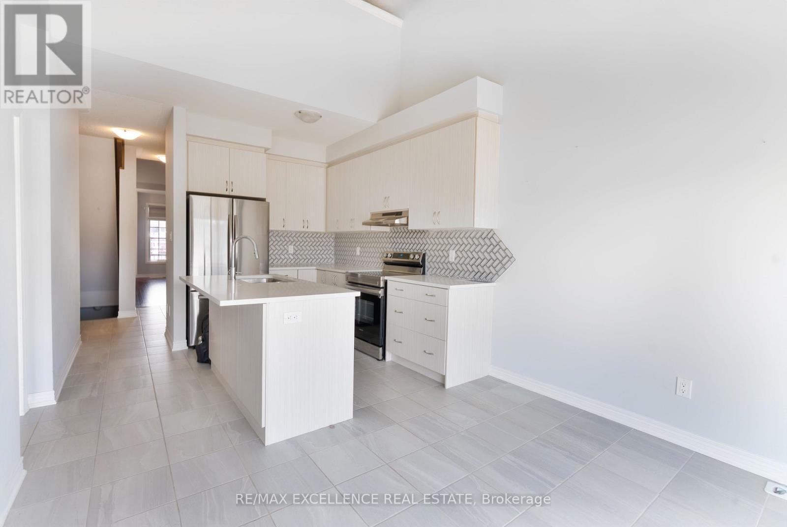 28 Bluestone Crescent, Brampton (Sandringham-Wellington), Ontario  L6R 4B8 - Photo 5 - W12162384
