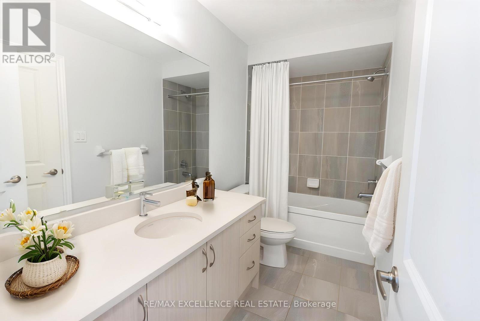 28 Bluestone Crescent, Brampton (Sandringham-Wellington), Ontario  L6R 4B8 - Photo 8 - W12162384