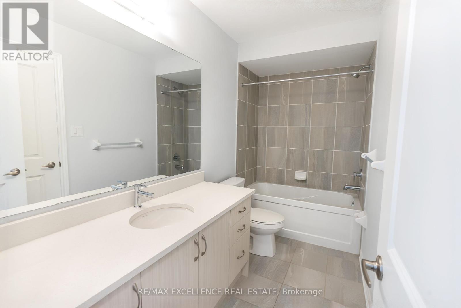 28 Bluestone Crescent, Brampton (Sandringham-Wellington), Ontario  L6R 4B8 - Photo 9 - W12162384