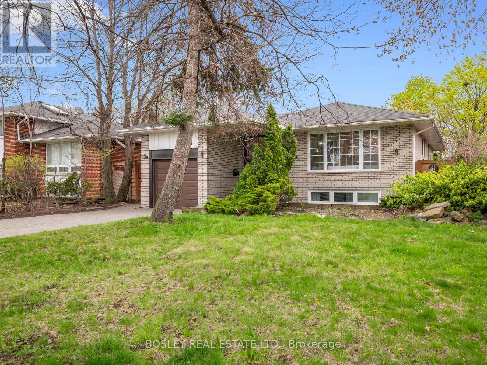 2744 Truscott Drive, Mississauga, Ontario  L5J 2B7 - Photo 2 - W12162453