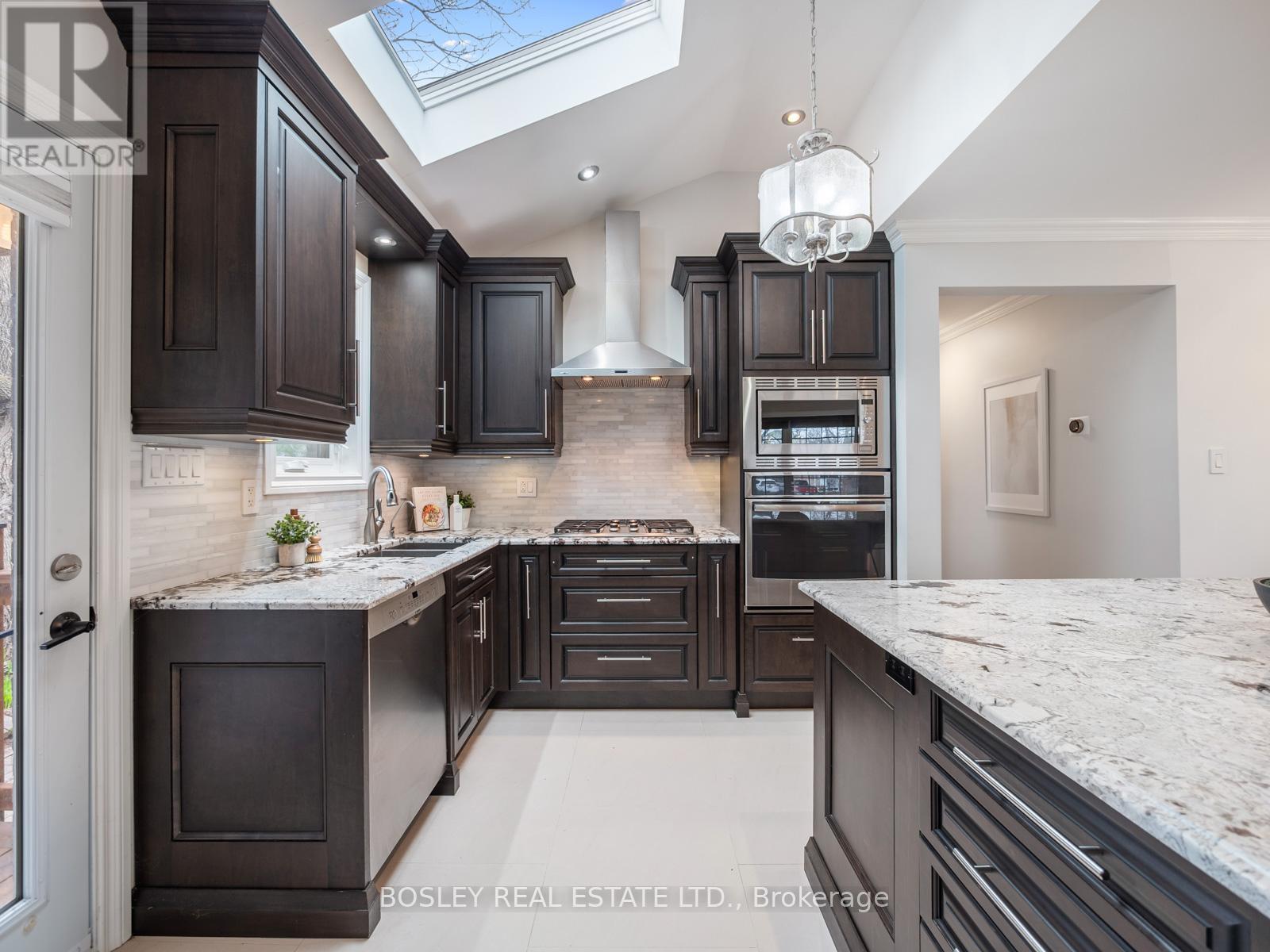 2744 Truscott Drive, Mississauga, Ontario  L5J 2B7 - Photo 6 - W12162453