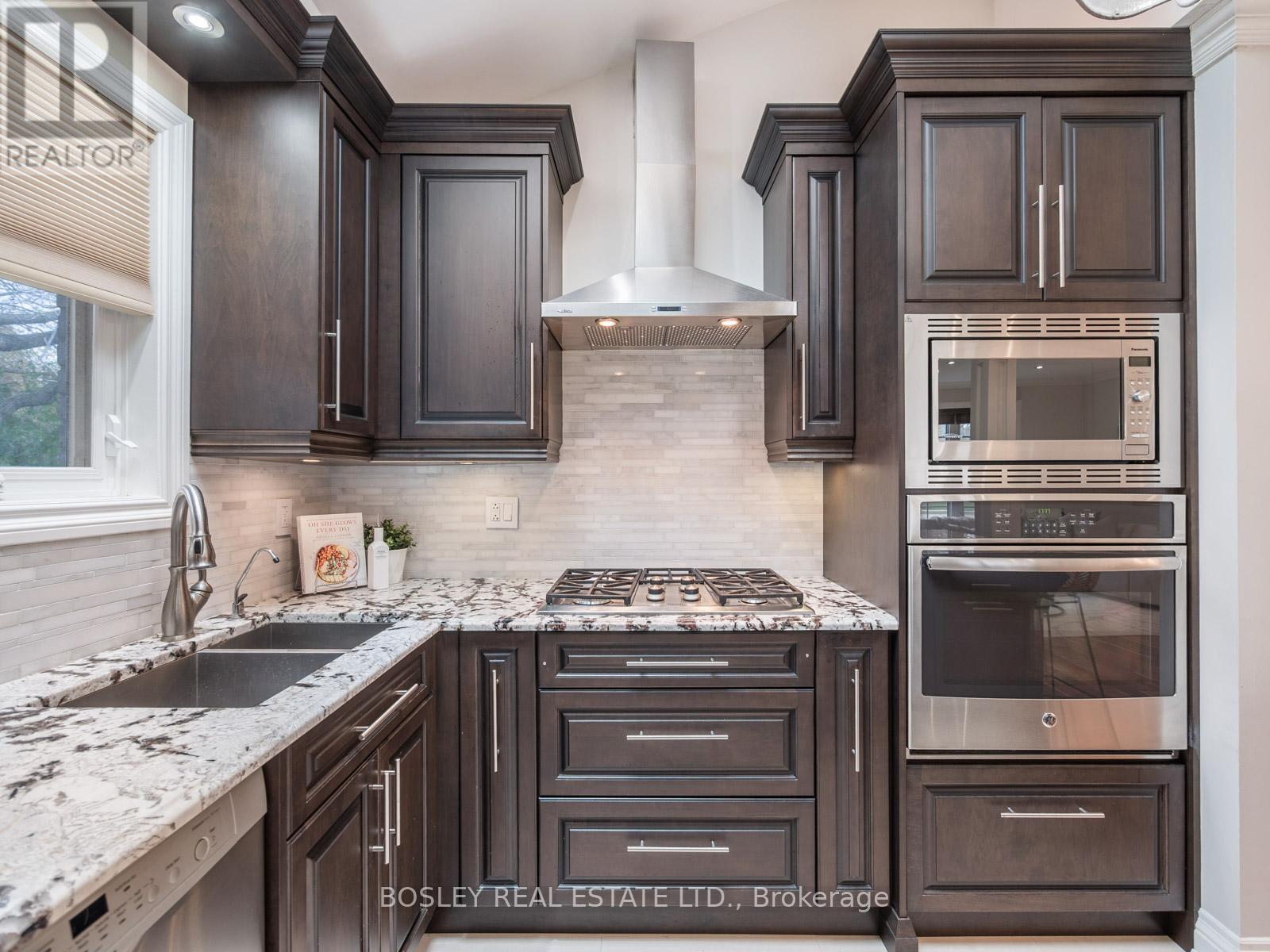 2744 Truscott Drive, Mississauga, Ontario  L5J 2B7 - Photo 7 - W12162453