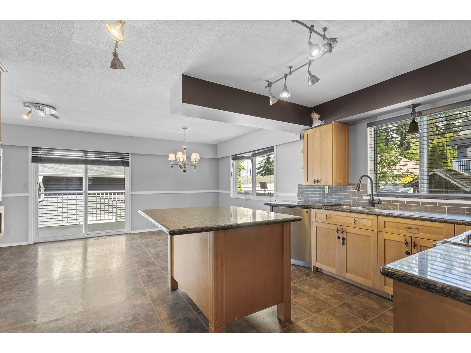 Property at 2530 MAGNOLIA CRESCENT image 2