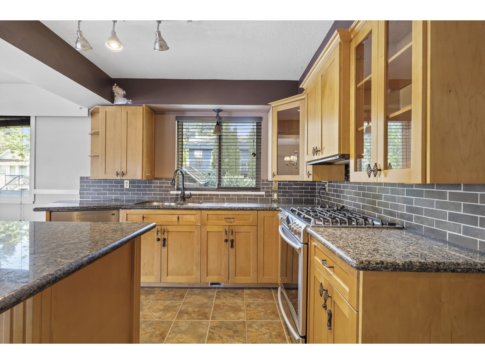 Property at 2530 MAGNOLIA CRESCENT image 3