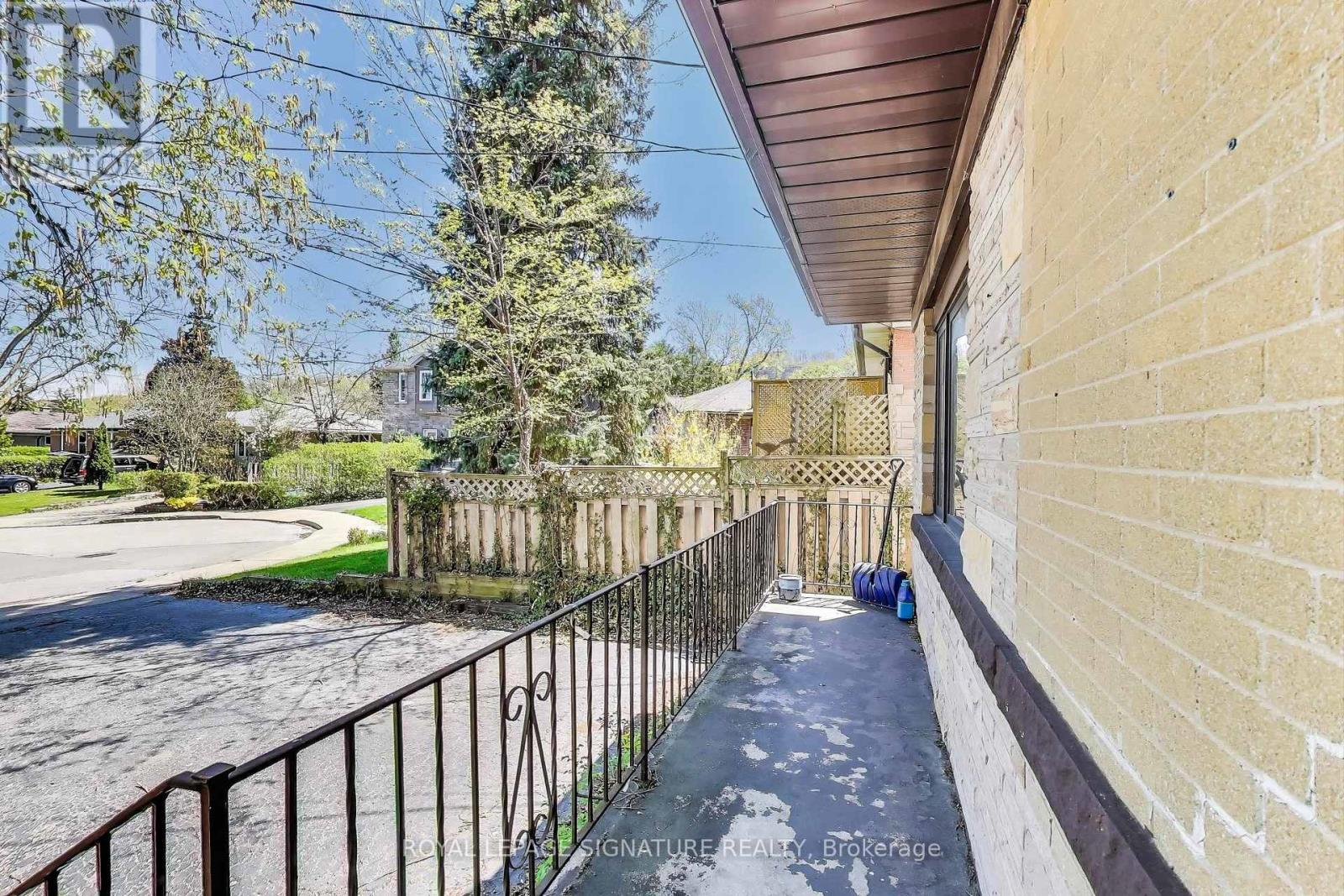 68 Harold Street, Hamilton (Ainslie Wood), Ontario  L8S 2R9 - Photo 2 - X12162373