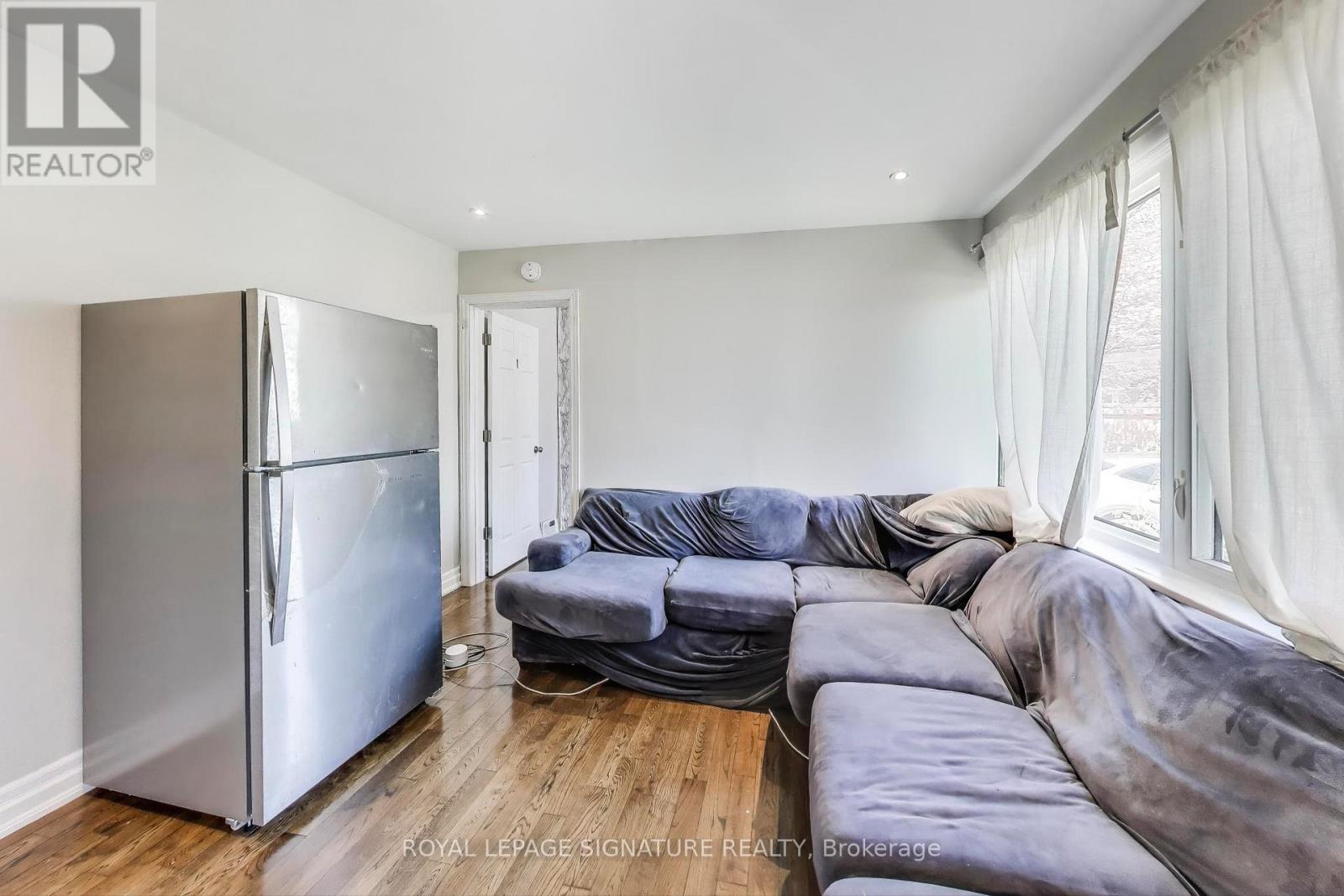 68 Harold Street, Hamilton (Ainslie Wood), Ontario  L8S 2R9 - Photo 3 - X12162373